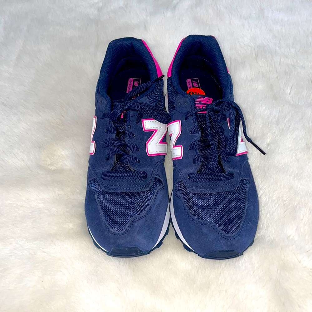 Size 9.5 New balance tennis shoes.